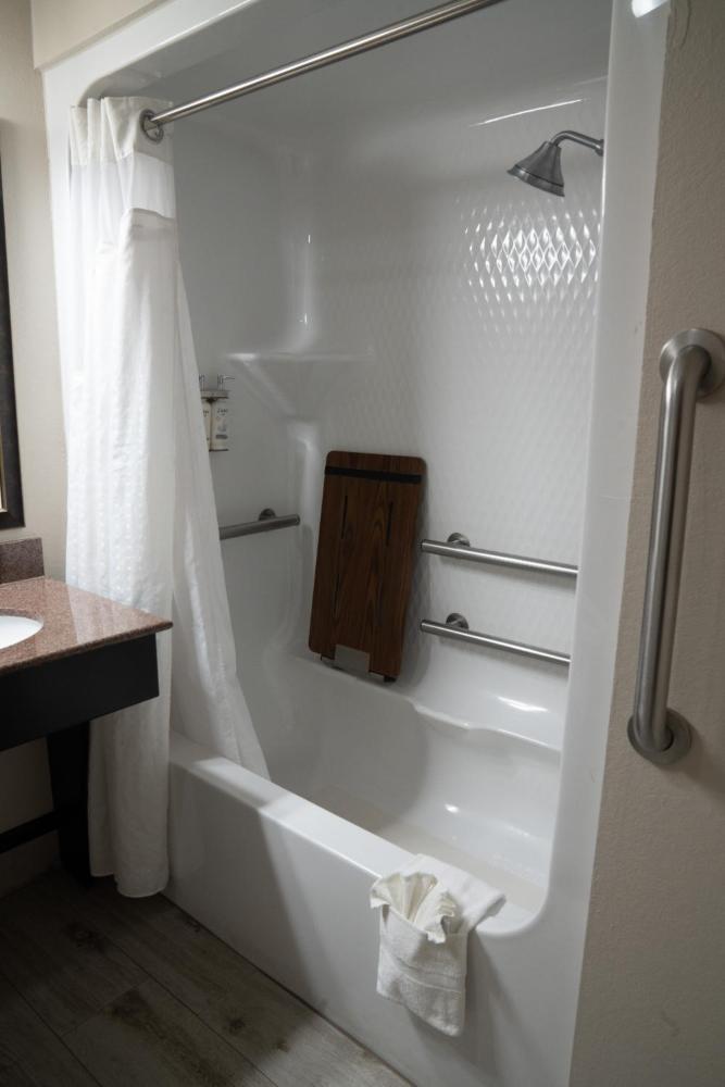 Suite with Mobility Accessible Tub - Non-Smoking interior